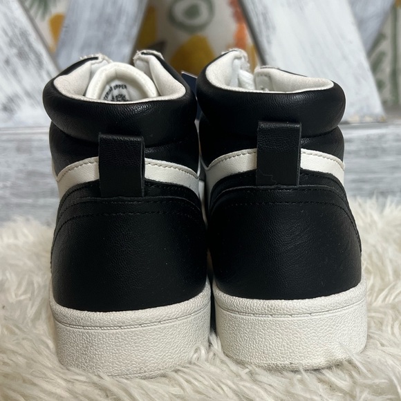 Universal Thread Women’s Paige Sneakers - Size 6 1/2 and 11 available - Picture 4 of 6